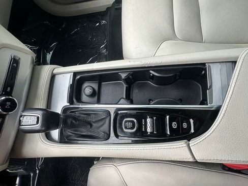 Used 2018 Volvo XC90 T5 Momentum w/ Convenience Package AWD/4WD image 19