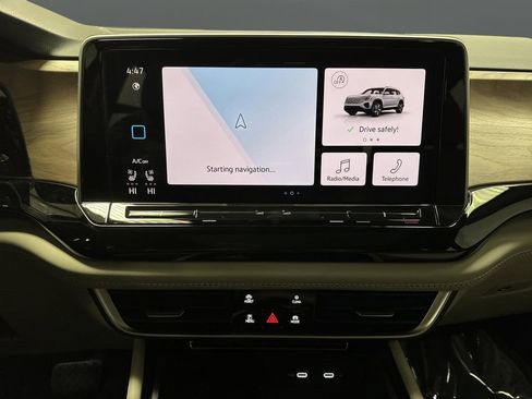 Used 2024 Volkswagen Atlas SE w/ Panoramic Sunroof Package image 9