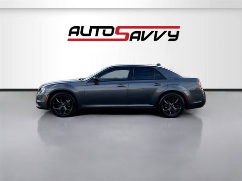 Used 2022 Chrysler 300 Touring w/ Sport Appearance Package image 4