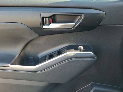 Used 2025 Toyota Highlander XLE image 13