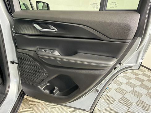 Used 2023 Jeep Grand Cherokee Laredo image 16