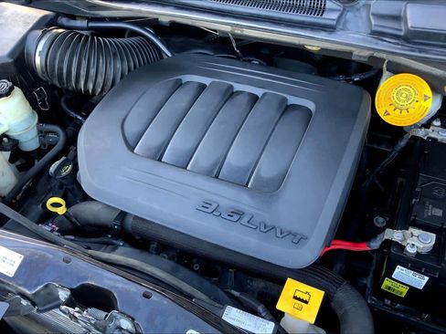 Used 2019 Dodge Grand Caravan SE w/ UConnect Hands-Free Group image 28