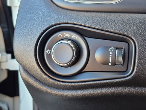 Used 2023 Jeep Renegade Latitude image 41