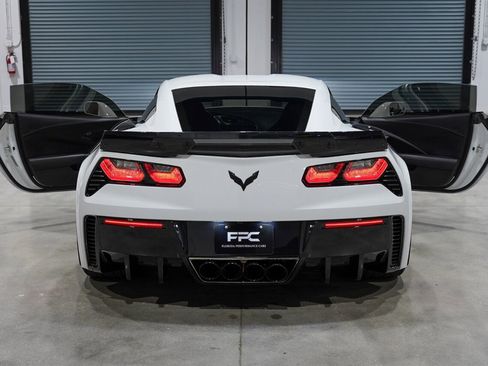 Used 2016 Chevrolet Corvette Z06 w/ 3LZ Preferred Equipment Group image 38