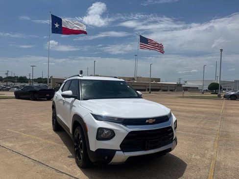 Used 2022 Chevrolet TrailBlazer LT w/ Confidence II Package FWD image 2