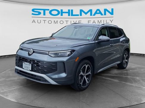 Used 2025 Volkswagen Tiguan SE w/ Panoramic Sunroof Package AWD/4WD image 1