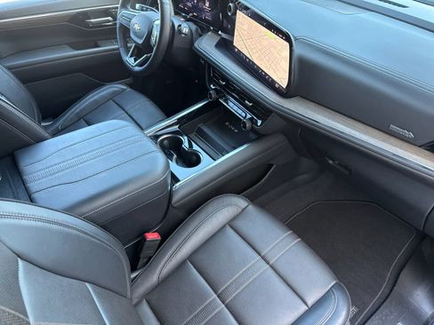 Used 2025 Chevrolet Tahoe High Country AWD/4WD image 18