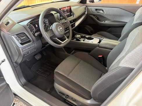 Used 2023 Nissan Rogue SV FWD image 2