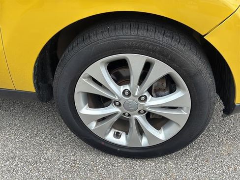 Used 2016 Kia Soul + FWD image 11