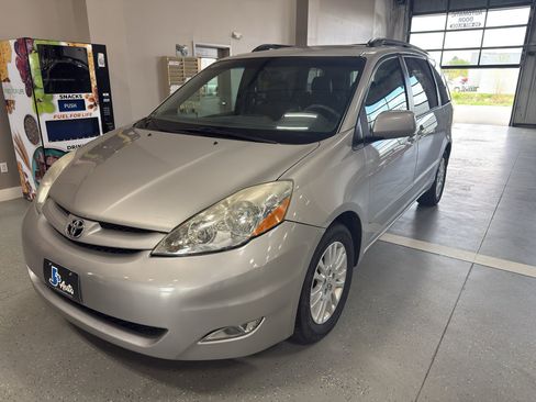 Used 2007 Toyota Sienna XLE FWD image 2