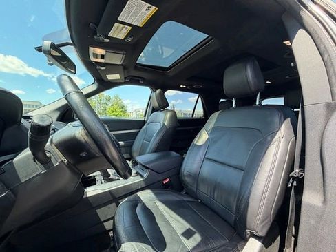 Used 2018 Ford Explorer XLT w/ Equipment Group 202A AWD/4WD image 19