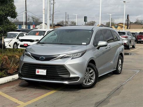 Certified 2021 Toyota Sienna LE image 2