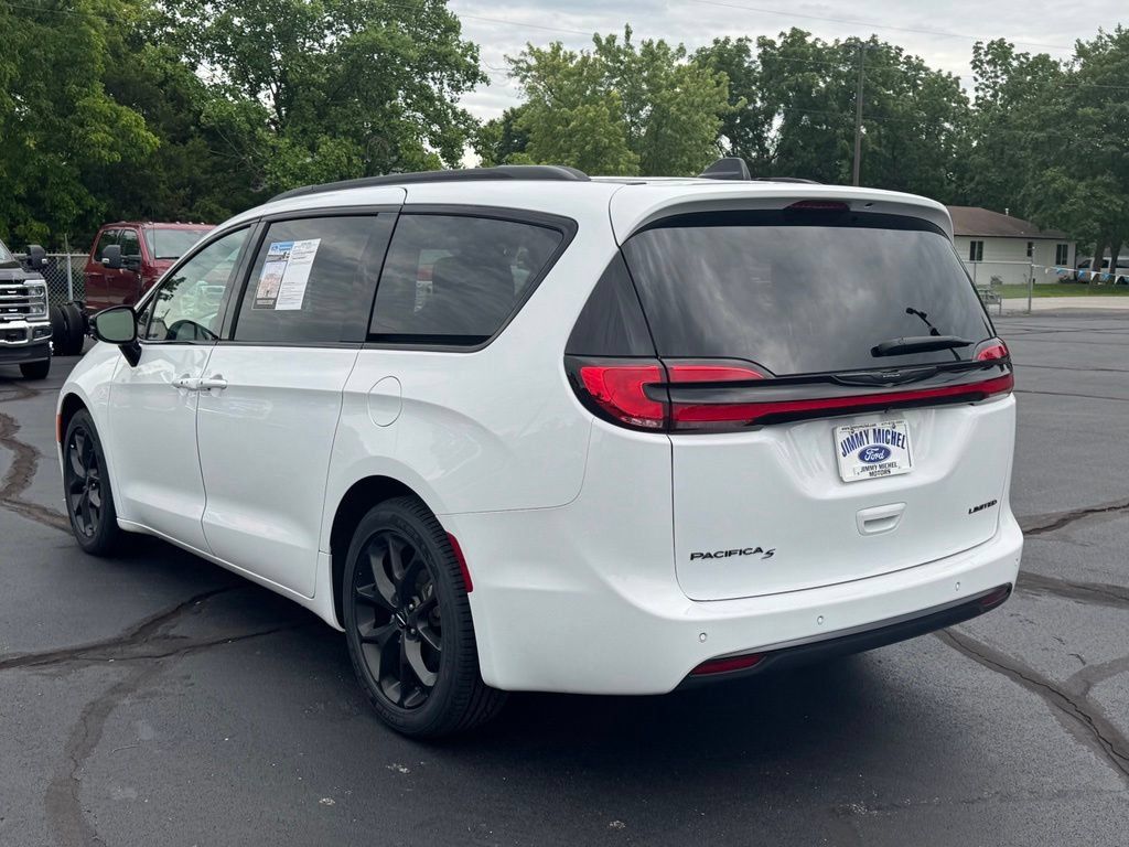 Used 2025 Chrysler Pacifica Limited FWD image 28