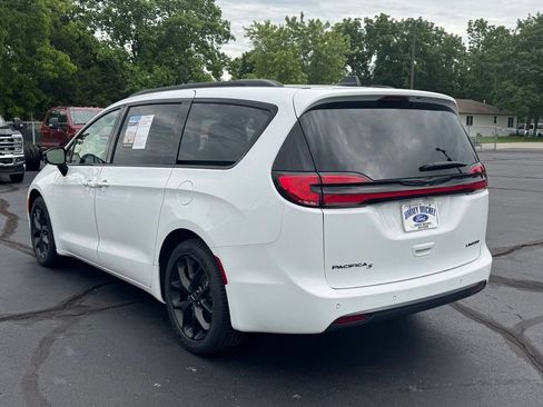 Used 2025 Chrysler Pacifica Limited FWD image 28