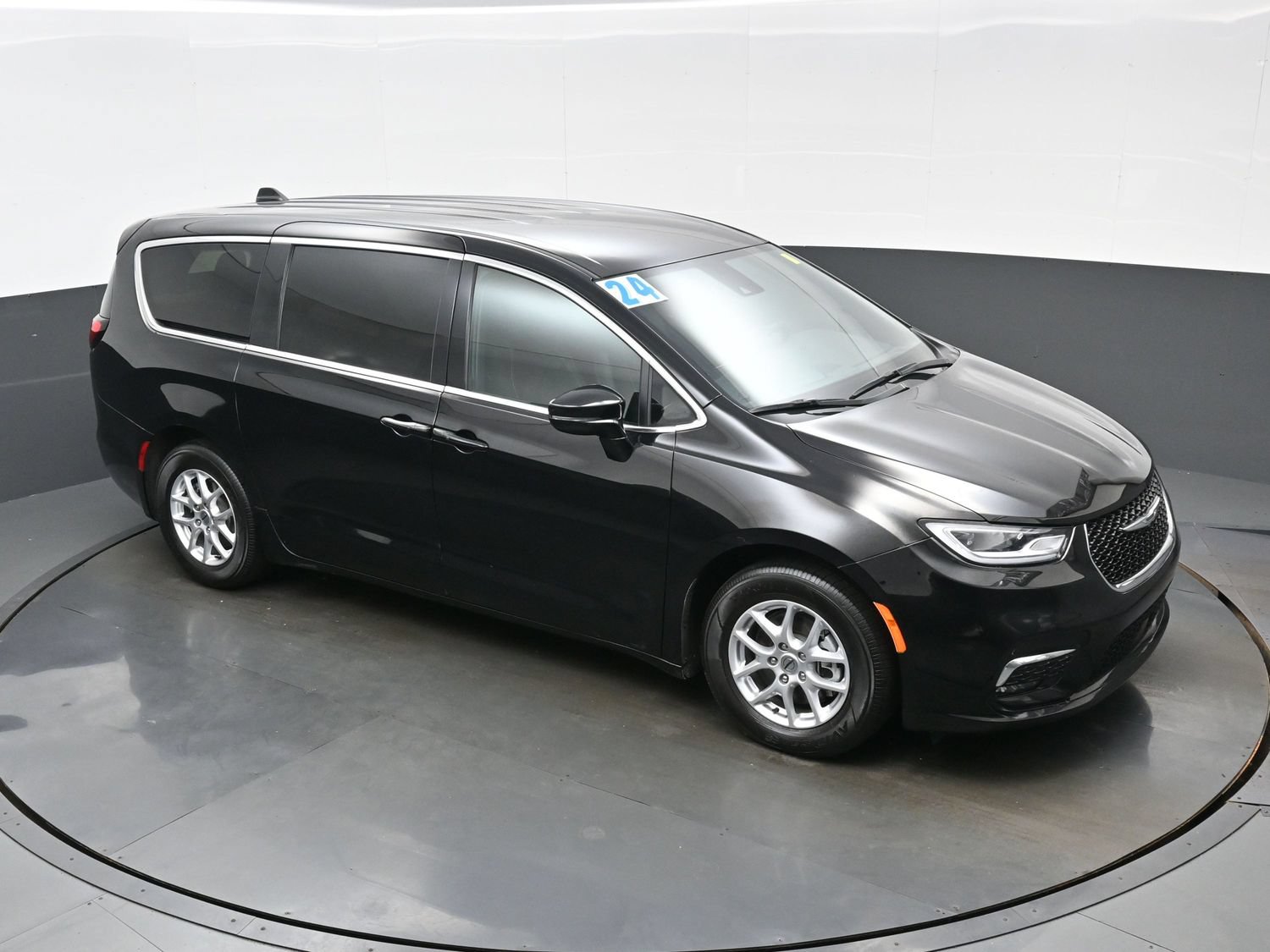 Used 2024 Chrysler Pacifica Touring FWD image 43
