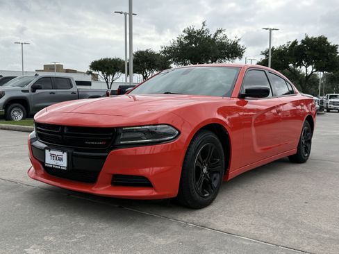 Used 2020 Dodge Charger SXT w/ Blacktop Package RWD image 9