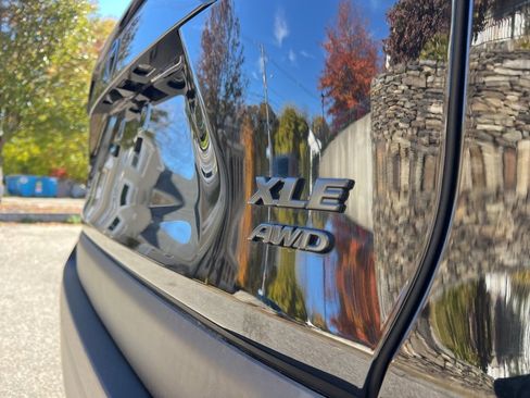 Used 2023 Toyota RAV4 XLE Premium image 9