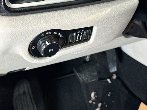 Used 2018 Chrysler Pacifica Touring Plus w/ Tire & Wheel Group image 11