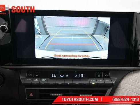 Used 2025 Toyota Camry XLE AWD/4WD image 18