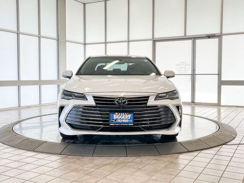 Used 2021 Toyota Avalon Limited image 3