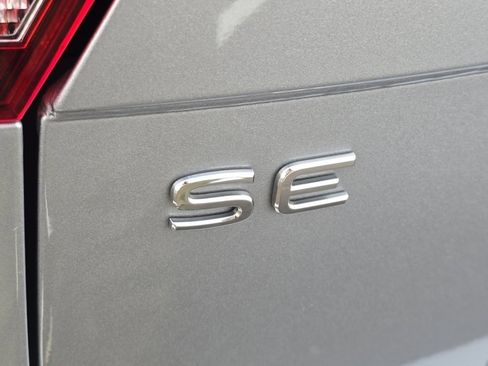 Used 2023 Volkswagen Tiguan SE image 29