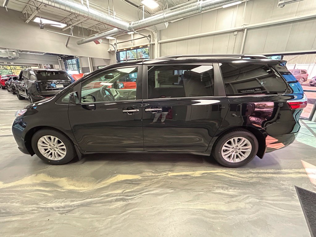 Used 2017 Toyota Sienna XLE FWD image 38