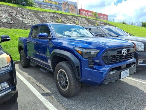 Used 2024 Toyota Tacoma TRD Off-Road w/ TRD Off Road Premium Package AWD/4WD image 2