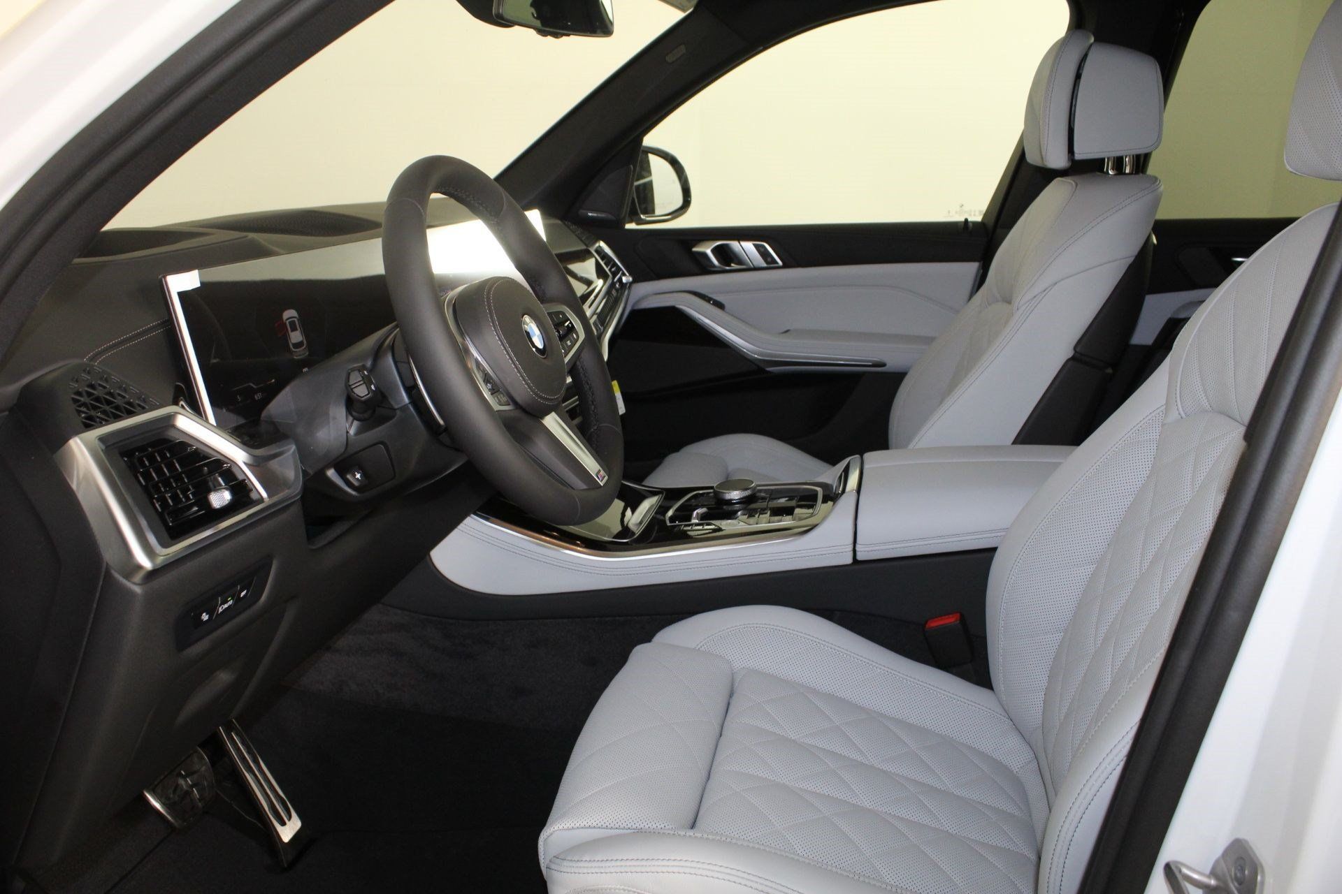 Used 2026 BMW X5 xDrive40i w/ M Sport Package AWD/4WD image 25