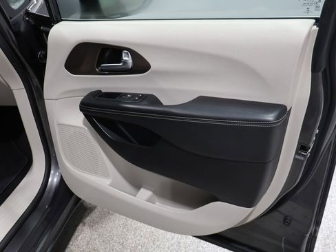 Used 2021 Chrysler Voyager LX image 23