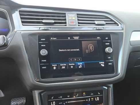 Used 2024 Volkswagen Tiguan SE AWD/4WD image 15