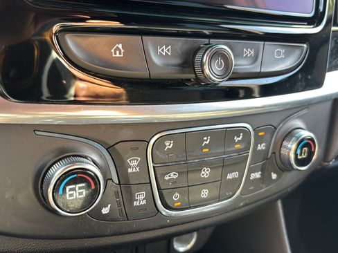 Used 2022 Chevrolet Traverse LT FWD image 21