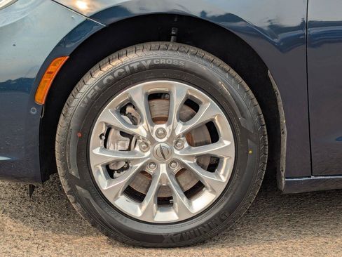 Used 2021 Chrysler Pacifica Touring-L w/ Uconnect Theater Family Group AWD/4WD image 46
