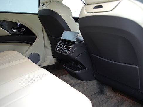 Certified 2023 Bentley Bentayga Extended Wheelbase image 36