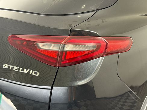 Used 2018 Alfa Romeo Stelvio Ti AWD/4WD image 34