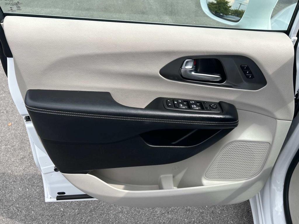 Used 2022 Chrysler Pacifica Touring-L FWD image 29