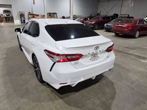 Used 2020 Toyota Camry SE FWD image 9