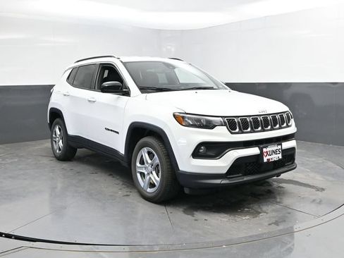Used 2024 Jeep Compass Latitude AWD/4WD image 6
