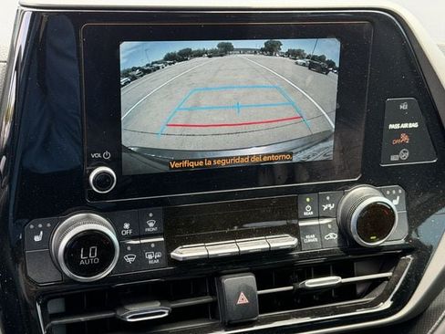 Used 2024 Toyota Highlander XLE FWD image 18