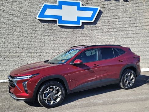 Used 2025 Chevrolet Trax LT w/ Driver Confidence Package image 2