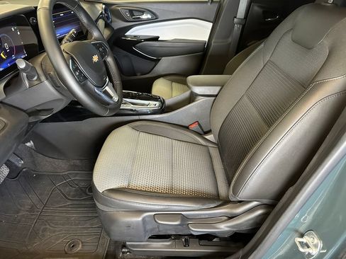 Used 2025 Chevrolet Trax LT w/ LT Convenience Package FWD image 19