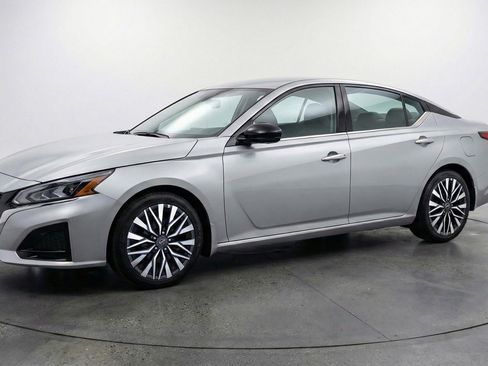 Used 2025 Nissan Altima 2.5 SV FWD image 3