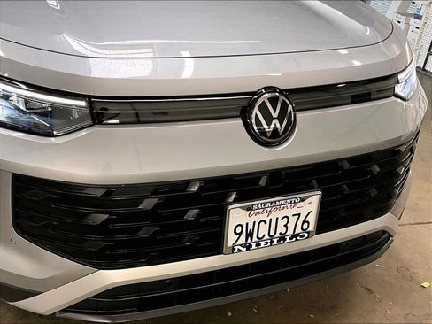 Certified 2025 Volkswagen Tiguan SE w/ Panoramic Sunroof Package image 33