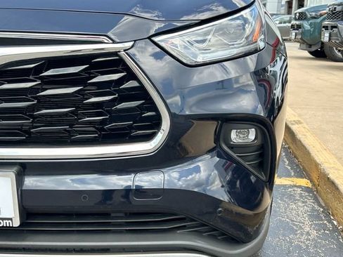 Used 2022 Toyota Highlander Platinum AWD/4WD image 3