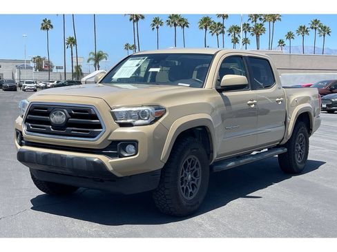 Used 2018 Toyota Tacoma SR5 RWD image 2