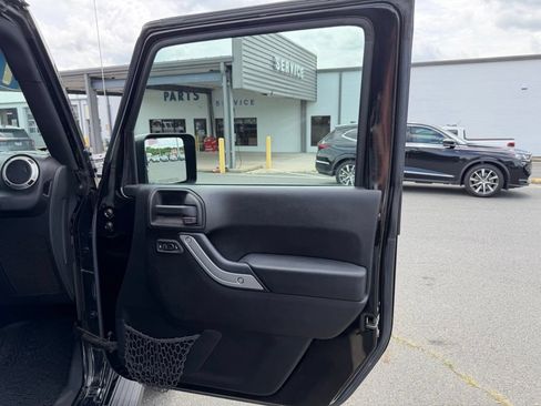 Used 2016 Jeep Wrangler Unlimited Sahara w/ Connectivity Group AWD/4WD image 28
