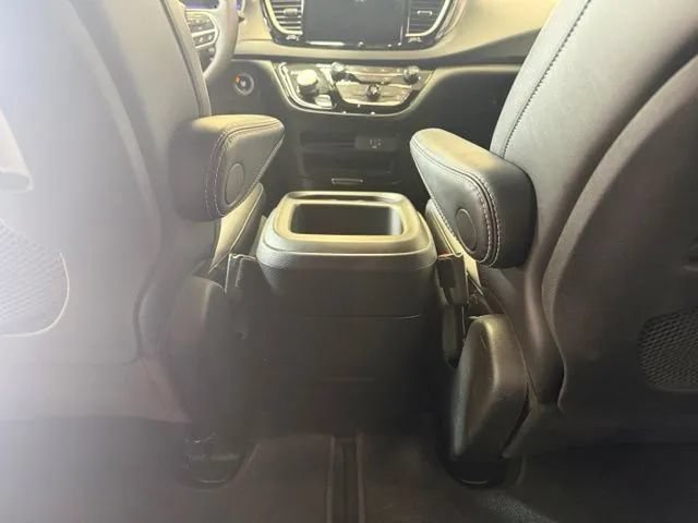 Used 2026 Chrysler Pacifica Select FWD image 22