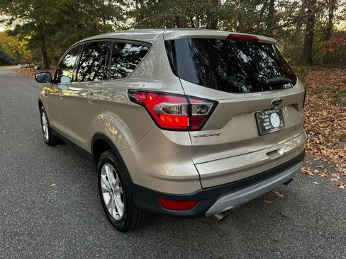 Used 2017 Ford Escape SE image 6