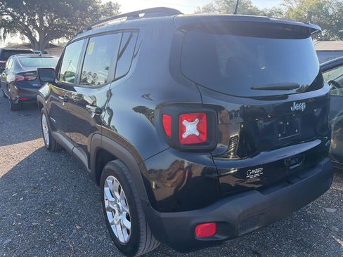 Used 2018 Jeep Renegade Latitude w/ Safety & Security Group FWD image 2