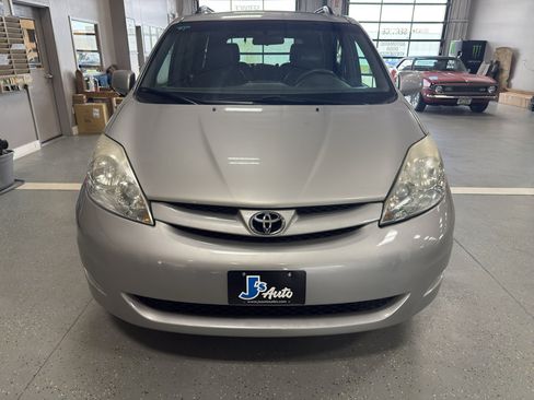 Used 2007 Toyota Sienna XLE FWD image 3