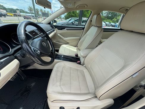 Used 2018 Volkswagen Passat 2.0T R-Line w/ R-Line Lighting Package FWD image 9